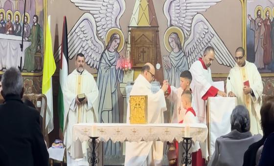 قداس عيد الميلاد في كنيسة العائلة المقدسة في مدينة غزة.